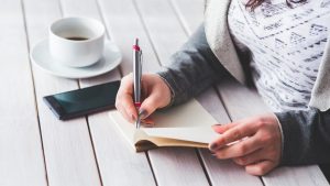 Read more about the article Dijous, 18. Introducció al taller d’escriptura manual